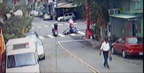 老婦騎機車被撞沒事離開 對方摔傷她反被送辦-高雄機車借款,高信當舖,,高雄免留車